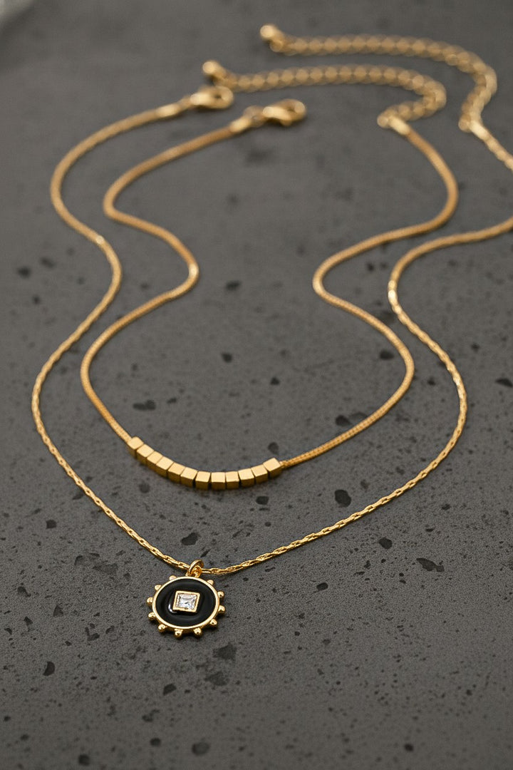 Conjunto De Dos Collares Con Dije Cubo Y Moneda Esmaltada En Cadena Tipo Box Con Cristales Baño De Oro Brillante by LA3accessories