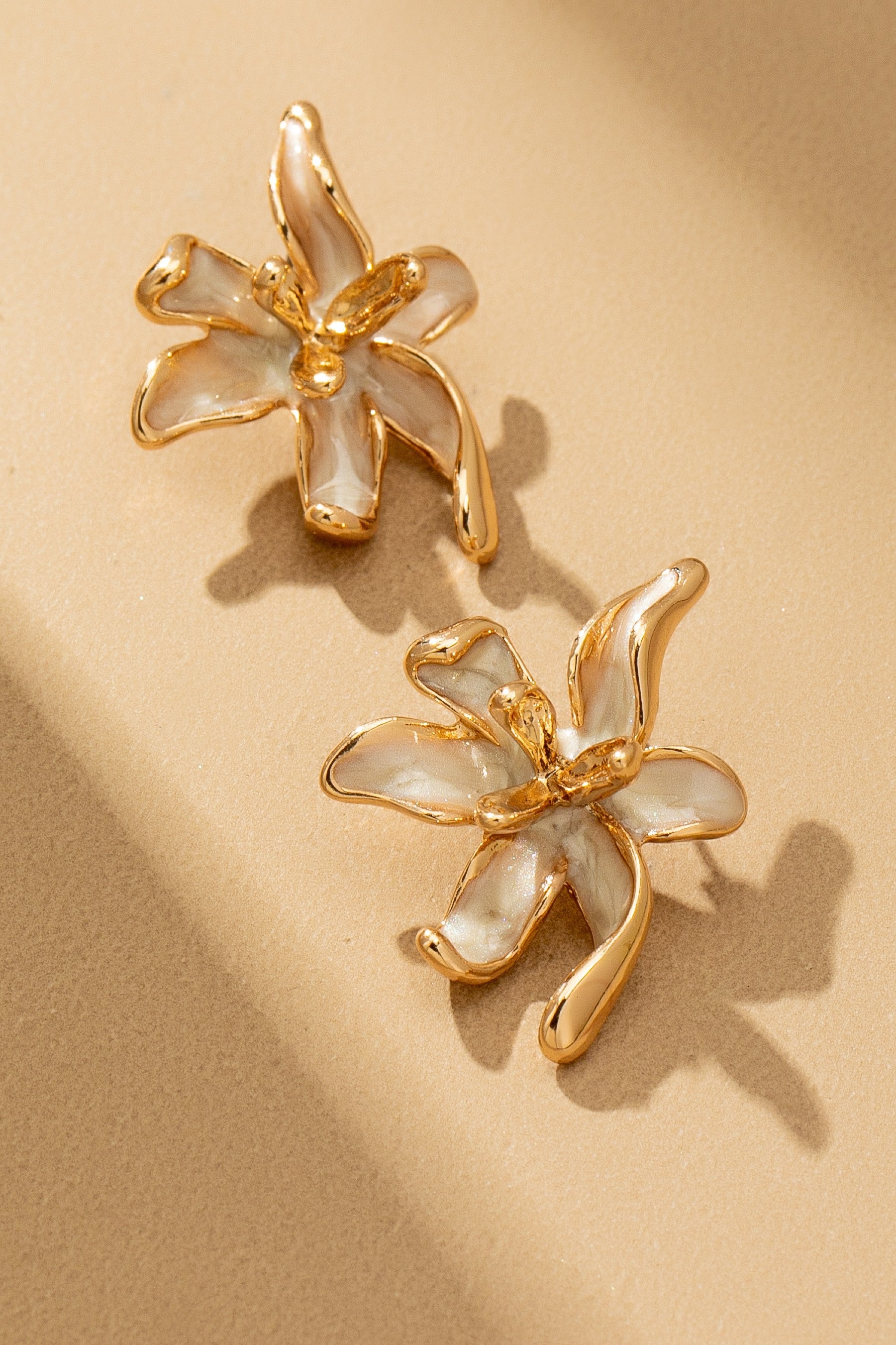 Pendientes de Botón con Flores Esmaltadas - Elegancia Artesanal