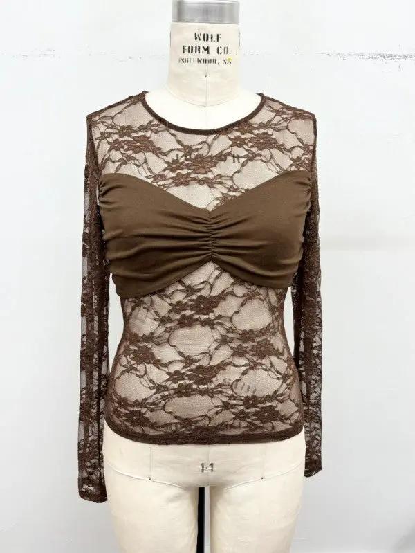 Blusa cafe de encaje transparente con fruncido en busto y manga larga by TIMING