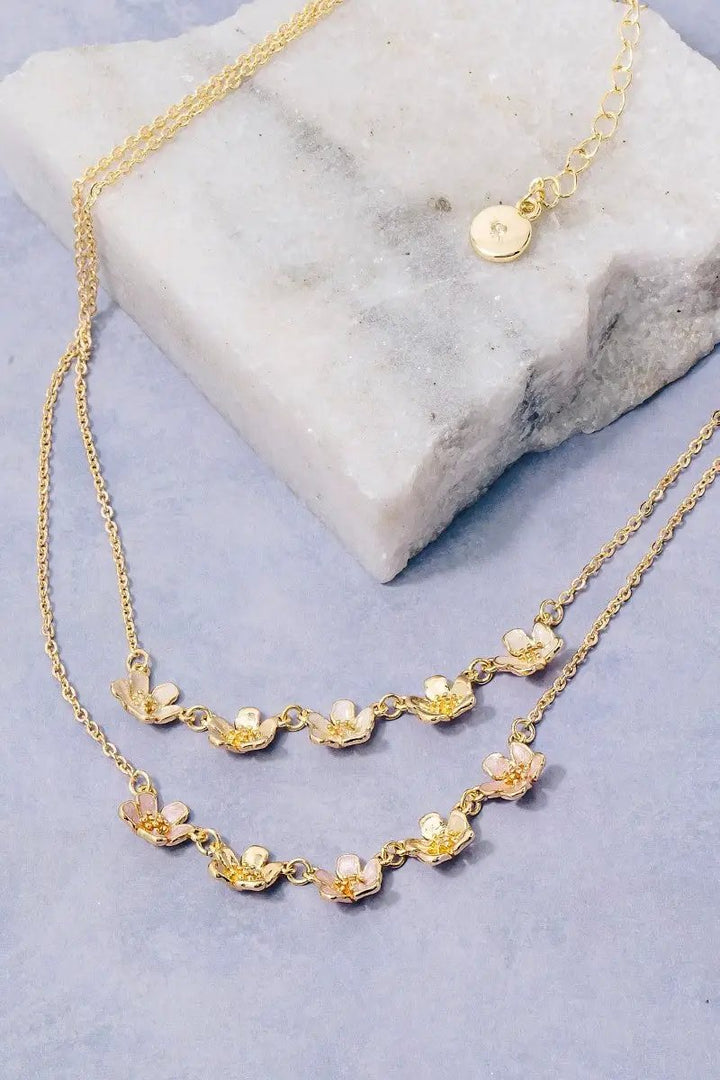 Collar con Dijes de Flores de Esmalte Pequeños by Fame Accessories