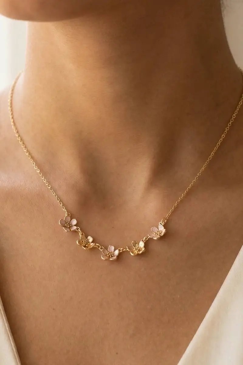 Collar con Dijes de Flores de Esmalte Pequeños by Fame Accessories