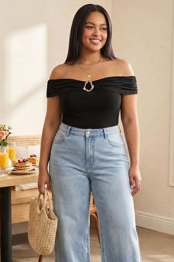Blusa Plus Size Negra con Hombros Descubiertos y Detalle Metálico by TIMING