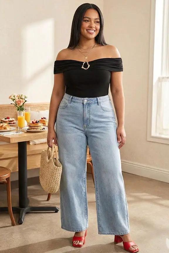 Blusa Plus Size Negra con Hombros Descubiertos y Detalle Metálico by TIMING