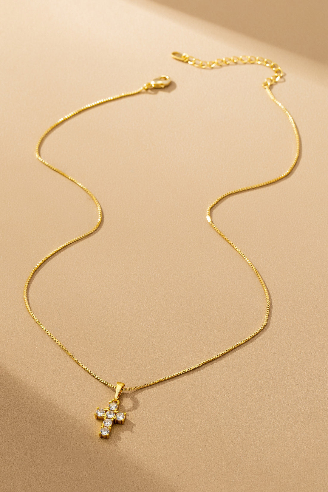 Collar Cruz de Cristal Brillante | Joyería Artesanal Elegante