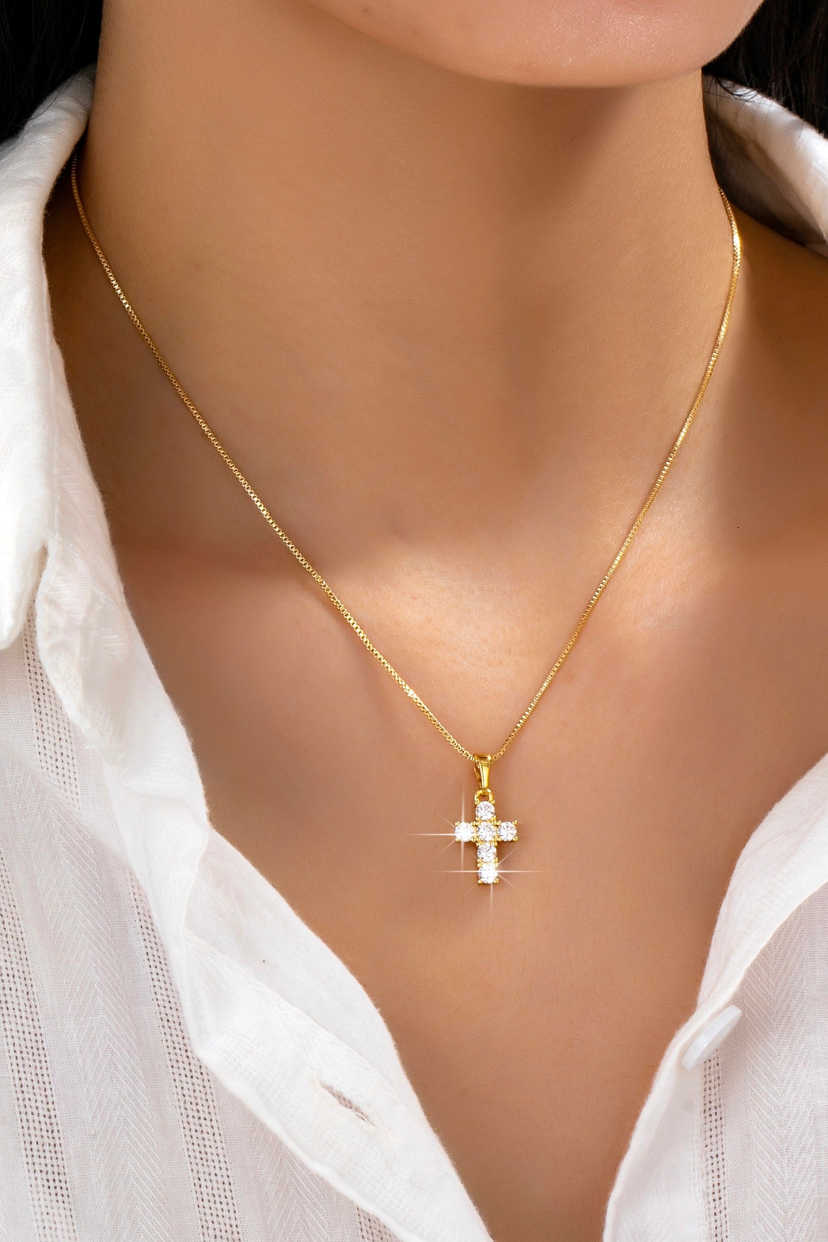 Collar Cruz de Cristal Brillante | Joyería Artesanal Elegante