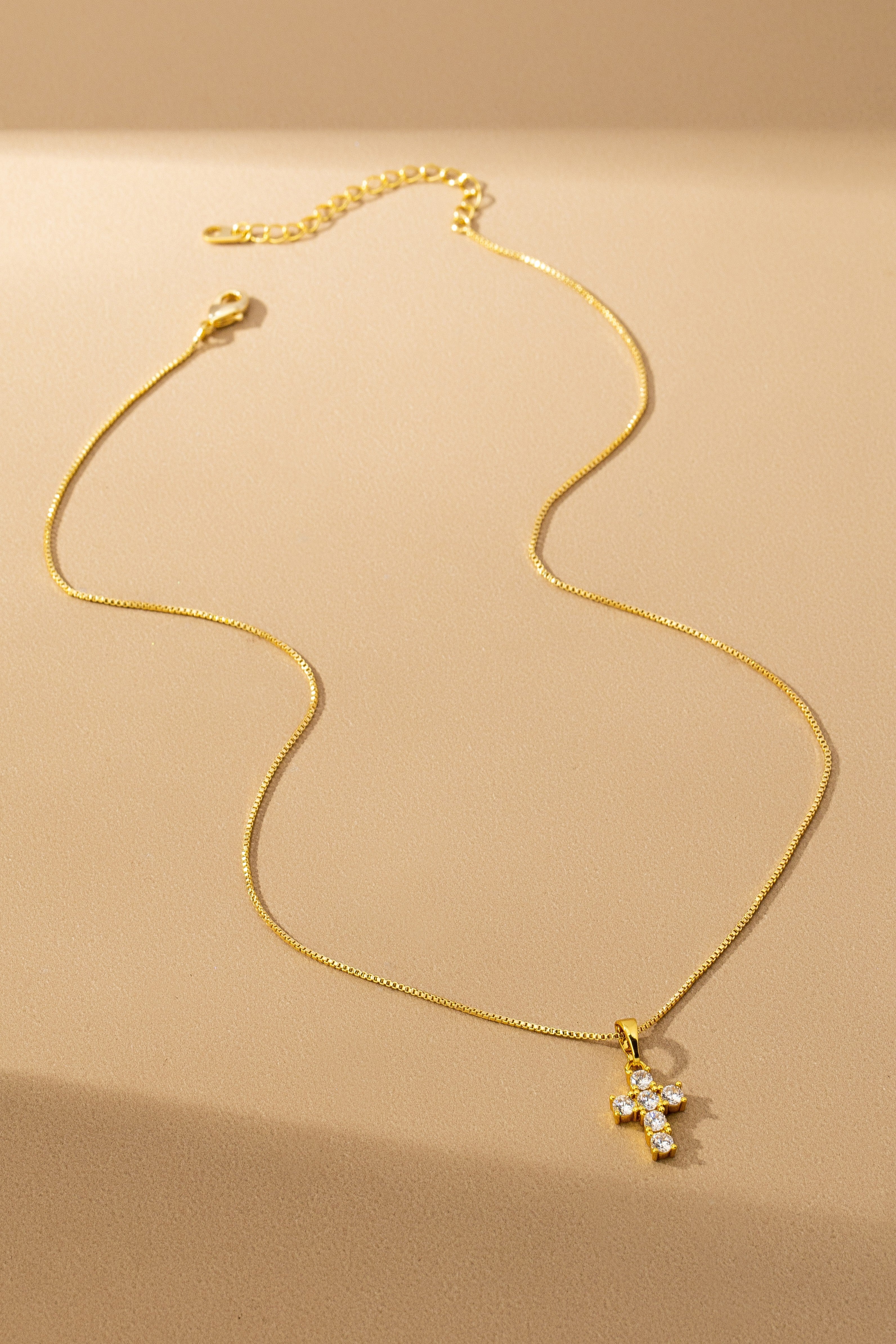 Collar Cruz de Cristal Brillante | Joyería Artesanal Elegante
