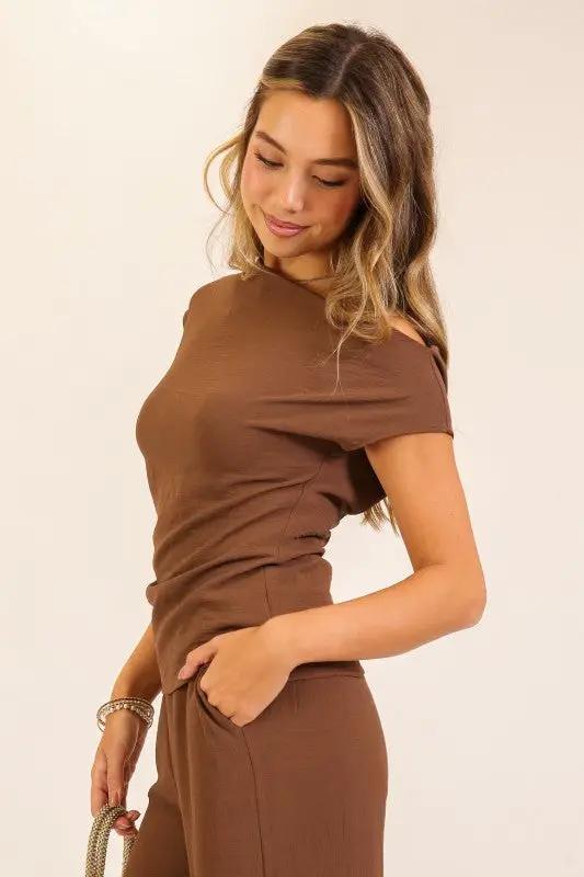 Blusa de Dama Elegante con Hombros Descubiertos y Fruncido Lateral by TIMING