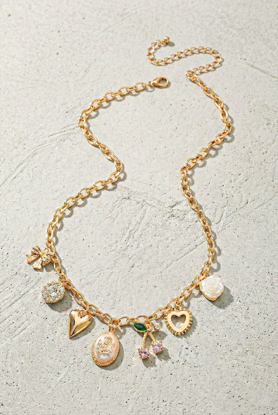 Collar de Cadena Dorada con Dijes Aesthetic - Corazones, Cerezas y Lazos