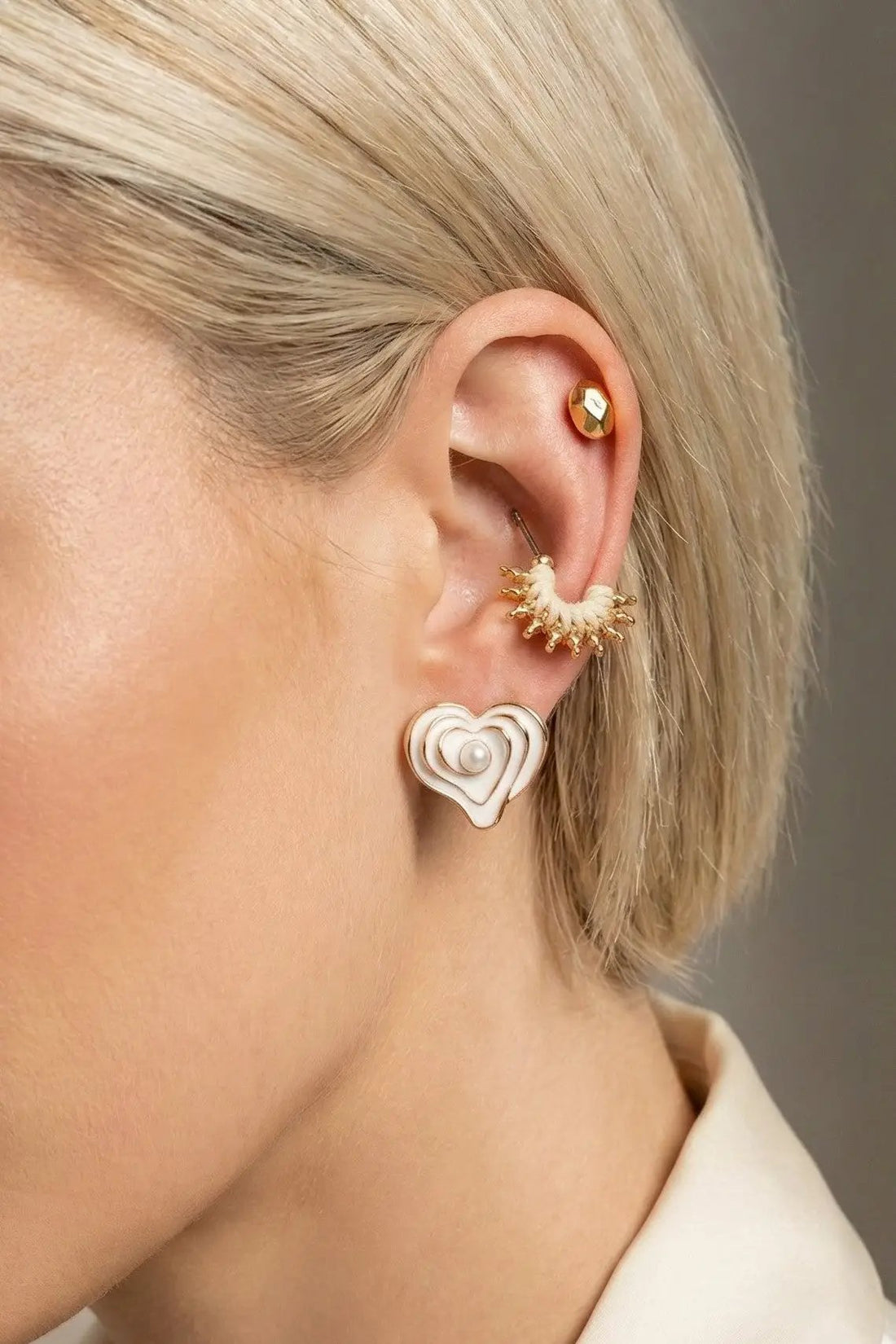 Set de 3 Pares de Aretes de Botón Dorados | Corazón Esmaltado, Espiral Boho y Orgánico Minimalista by LA3accessories