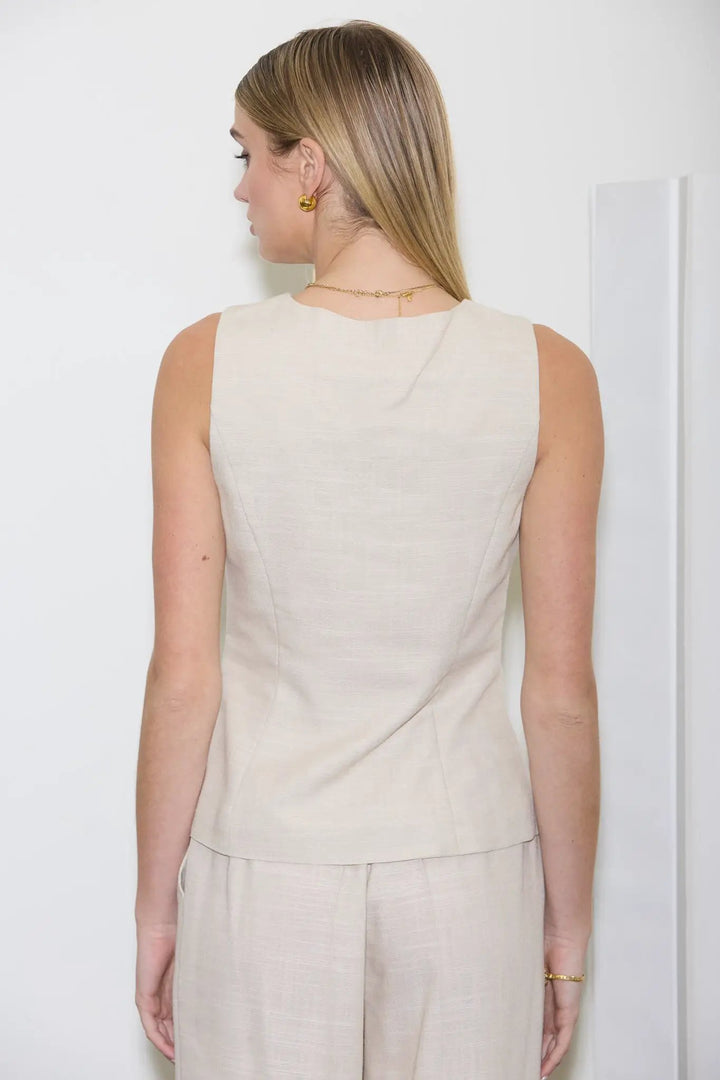 Blusa Chaleco Sin Mangas en Mezcla de Lino, una pieza versátil y sofisticada que puedes llevar del trabajo al fin de semana sin esfuerzo by Blu Pepper