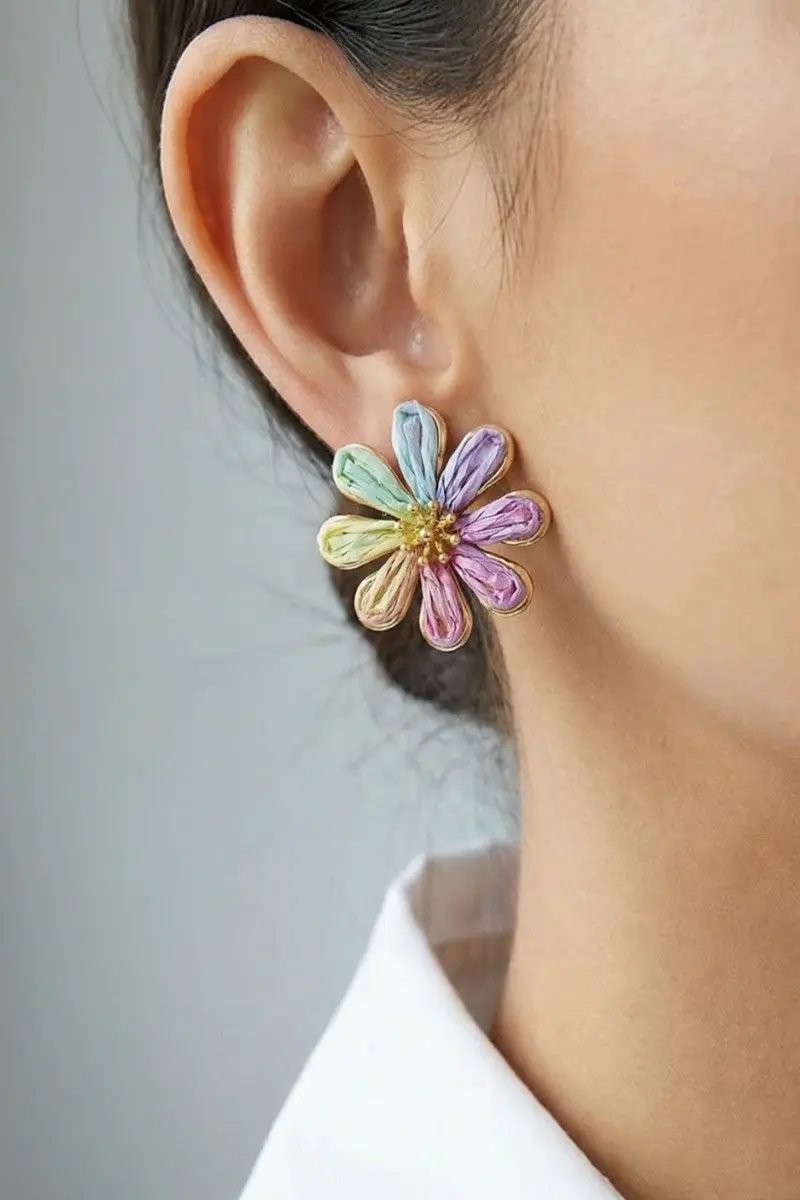 Pendientes de Botón con Flores de Rafia Multicolor by Fame Accessories