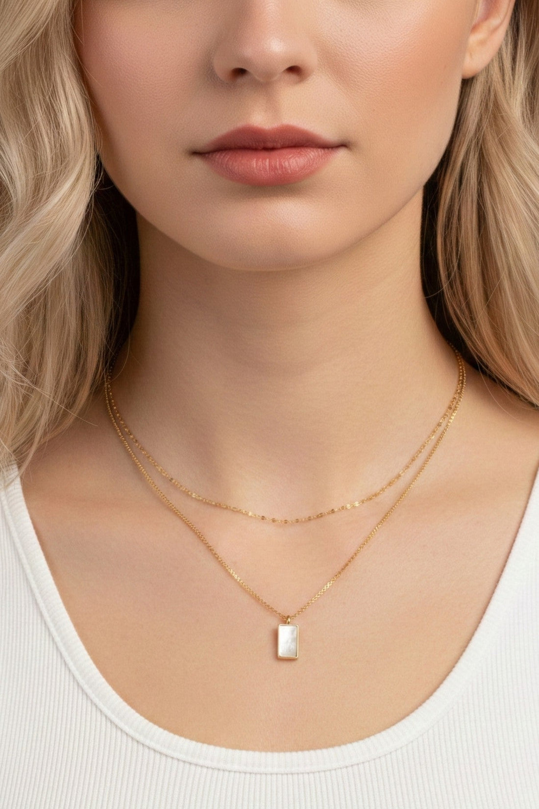 Collar de Cadena con Dije de Nácar - Elegancia Artesanal en Oro