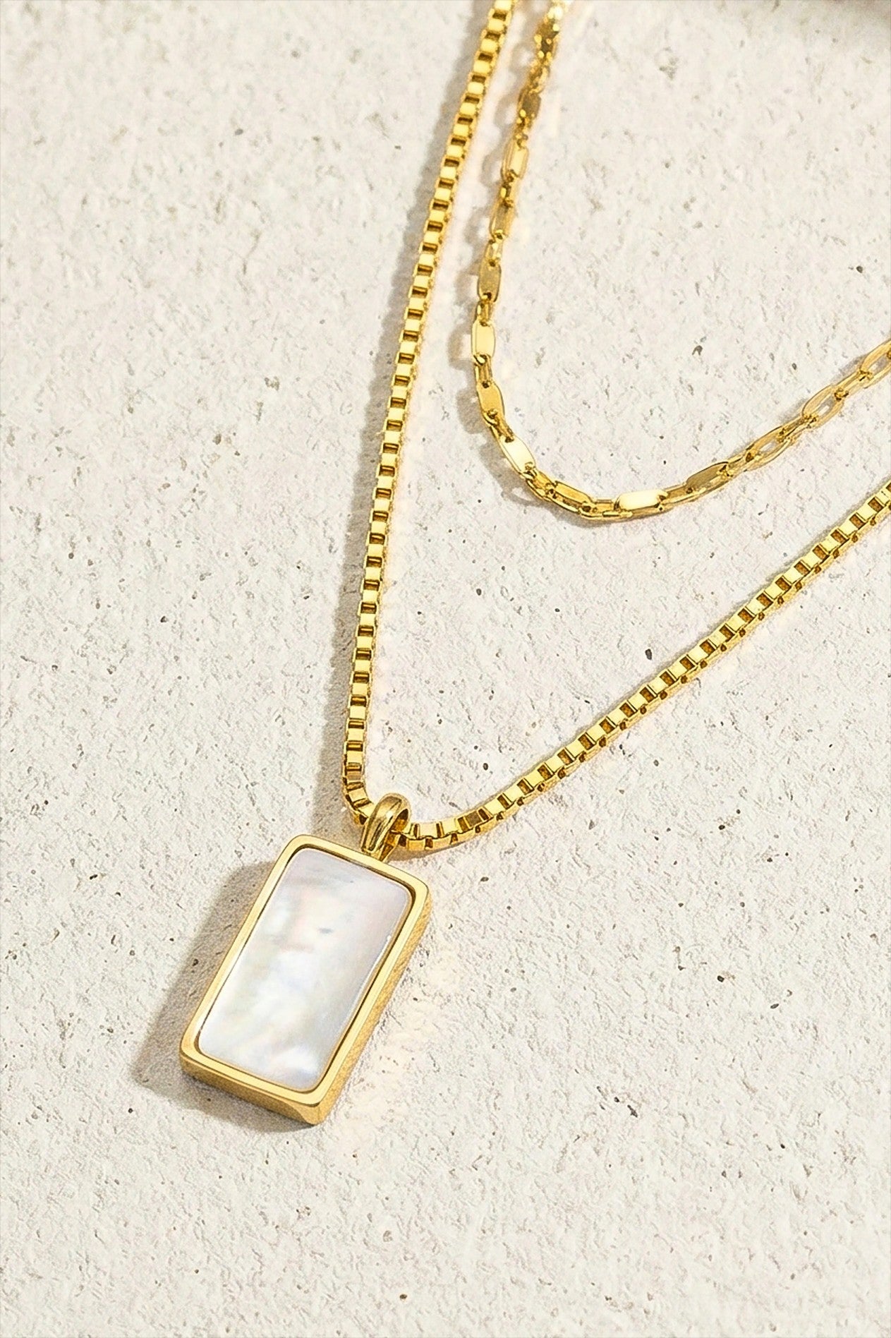 Collar de Cadena con Dije de Nácar - Elegancia Artesanal en Oro
