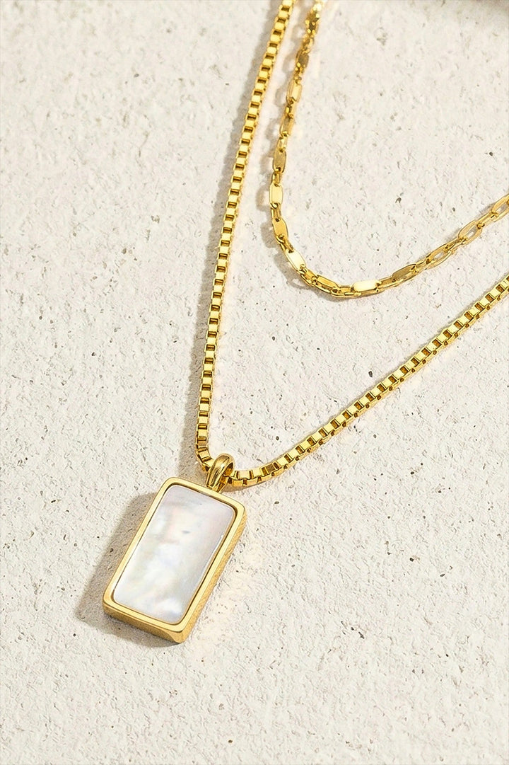 Collar de Cadena con Dije de Nácar - Elegancia Artesanal en Oro
