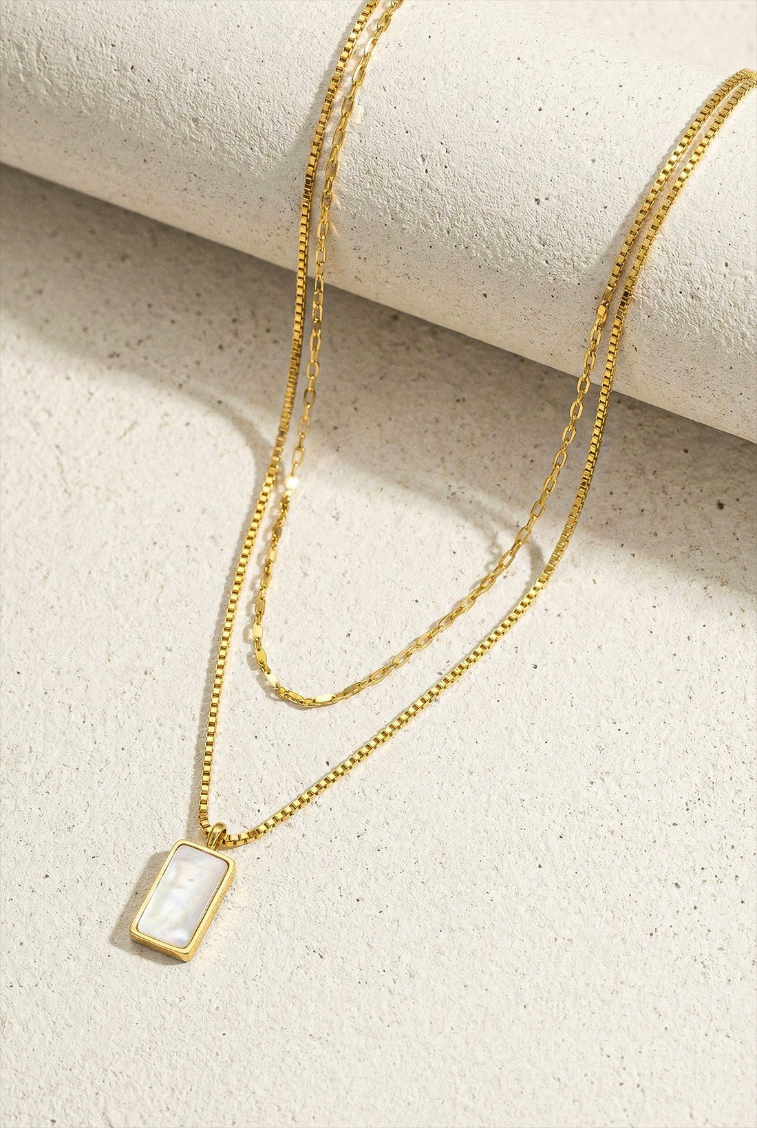 Collar de Cadena con Dije de Nácar - Elegancia Artesanal en Oro