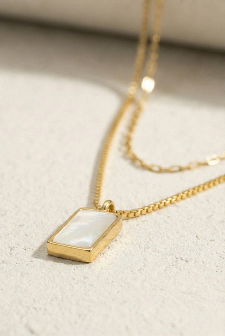 Collar de Cadena con Dije de Nácar - Elegancia Artesanal en Oro