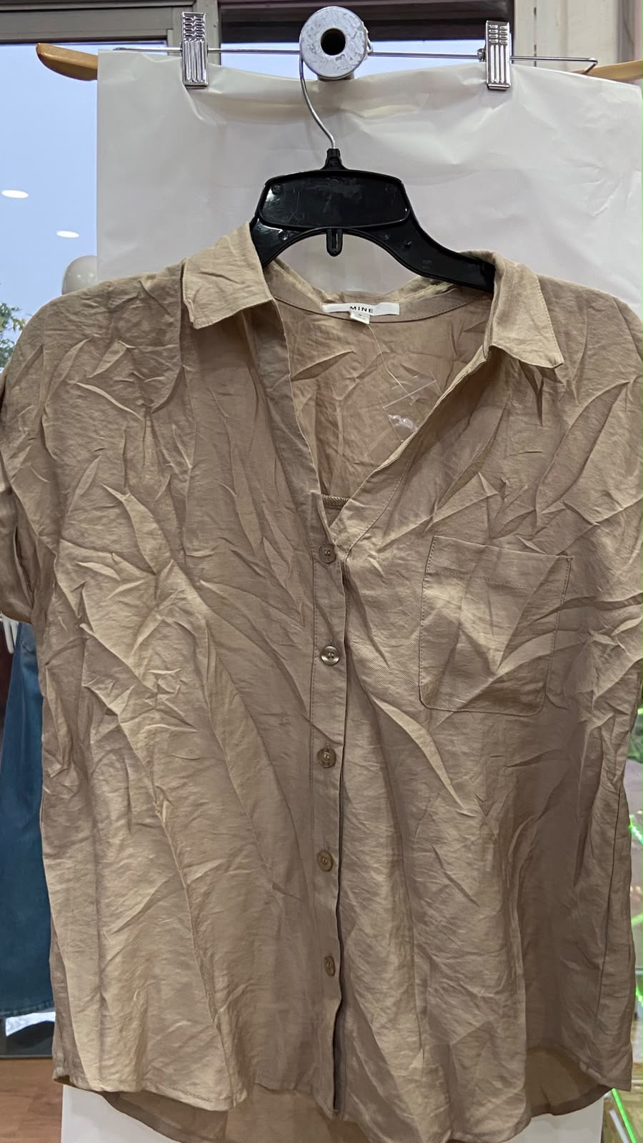 Camisa Beige de Manga Corta con Textura Arrugada - Estilo Boutique