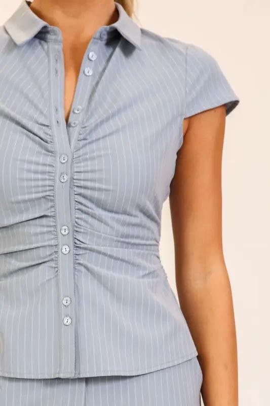 Blusa Entallada con Fruncido Central, Botones y Estampado Pinstripe | Azul con Rayas Verticales | Manga Corta by TIMING