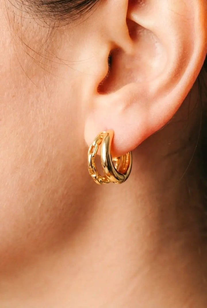 Pendientes de Aro Doble Huggie con Cadena Mixta Bañados en Oro by Fame Accessories