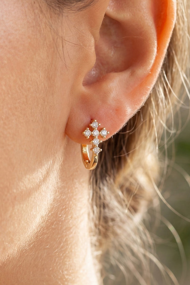 Arracadas Huggie de Doble Fila con Cristales Bañadas en Oro by Fame Accessories
