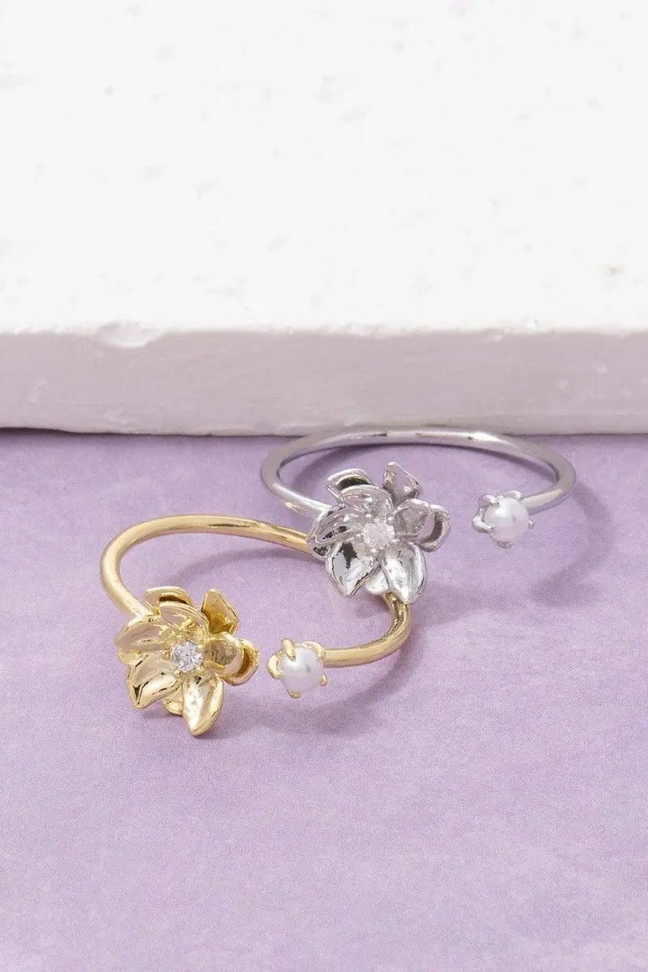 Anillo Abierto de Perla y Circonitas Florales by Fame Accessories