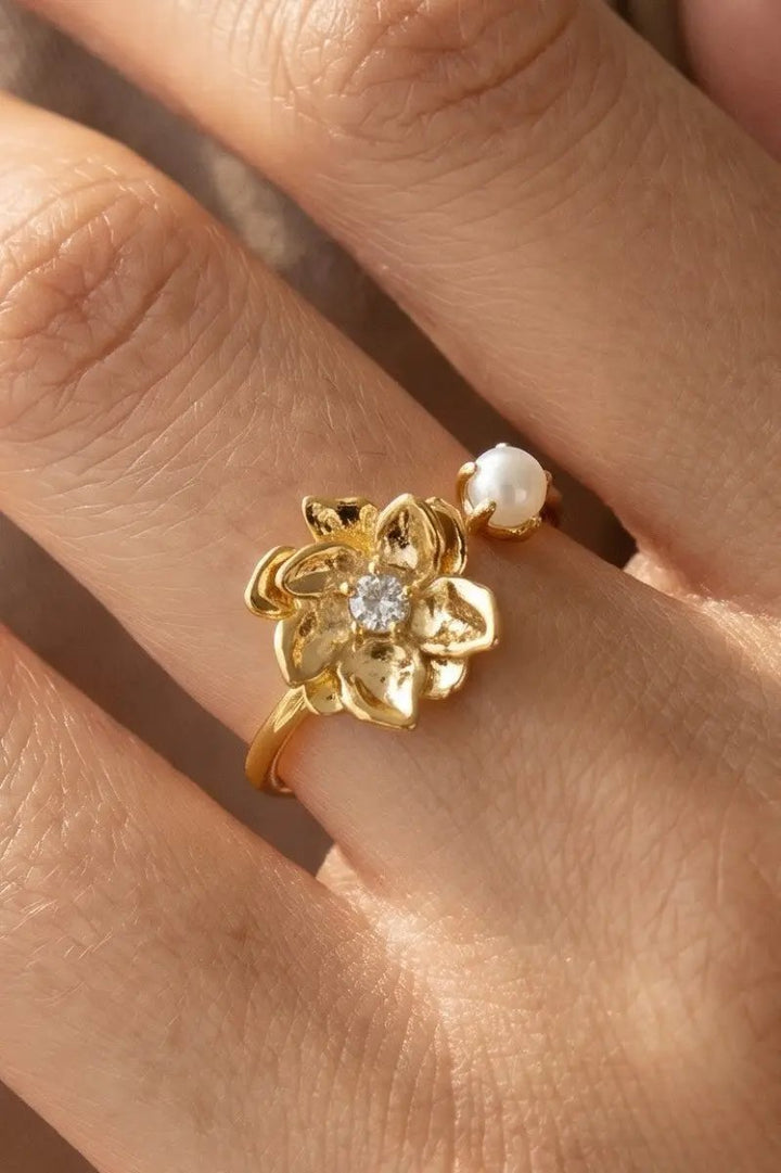 Anillo Abierto de Perla y Circonitas Florales by Fame Accessories