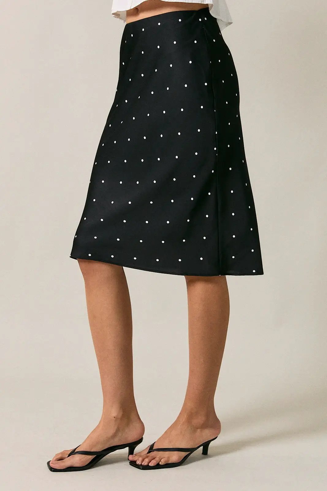 Sunday Edition by Le Lis Falda al sesgo de satén con lunares hasta la rodilla - Skirts