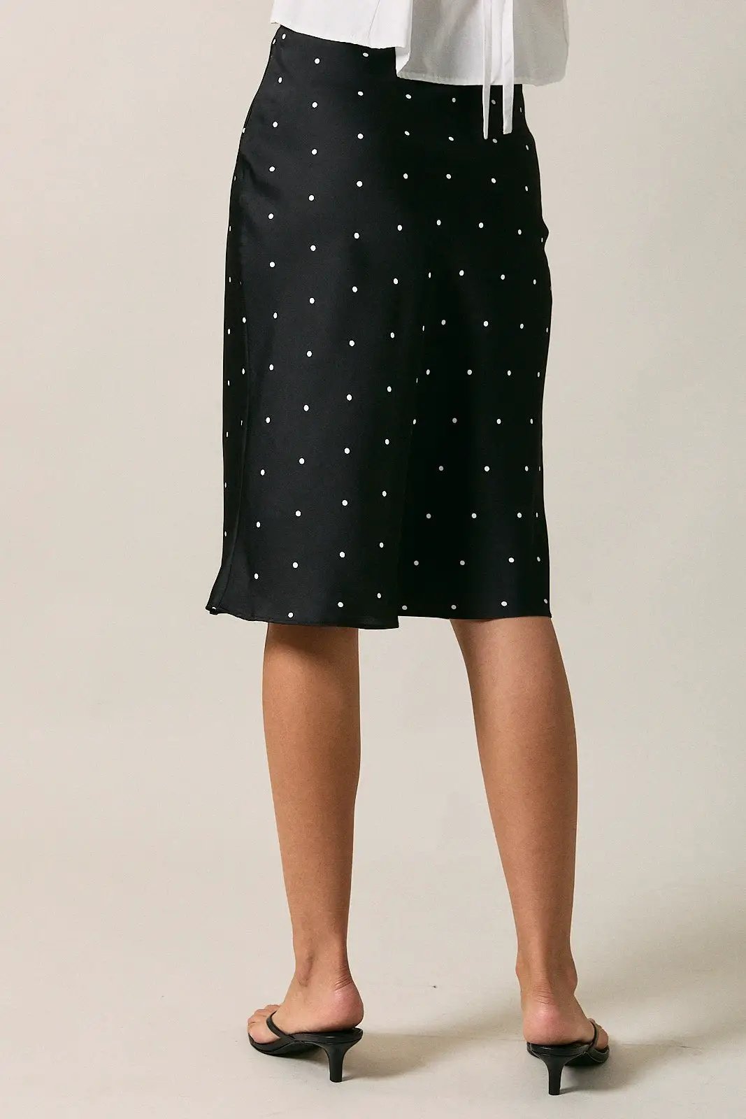 Sunday Edition by Le Lis Falda al sesgo de satén con lunares hasta la rodilla - Skirts