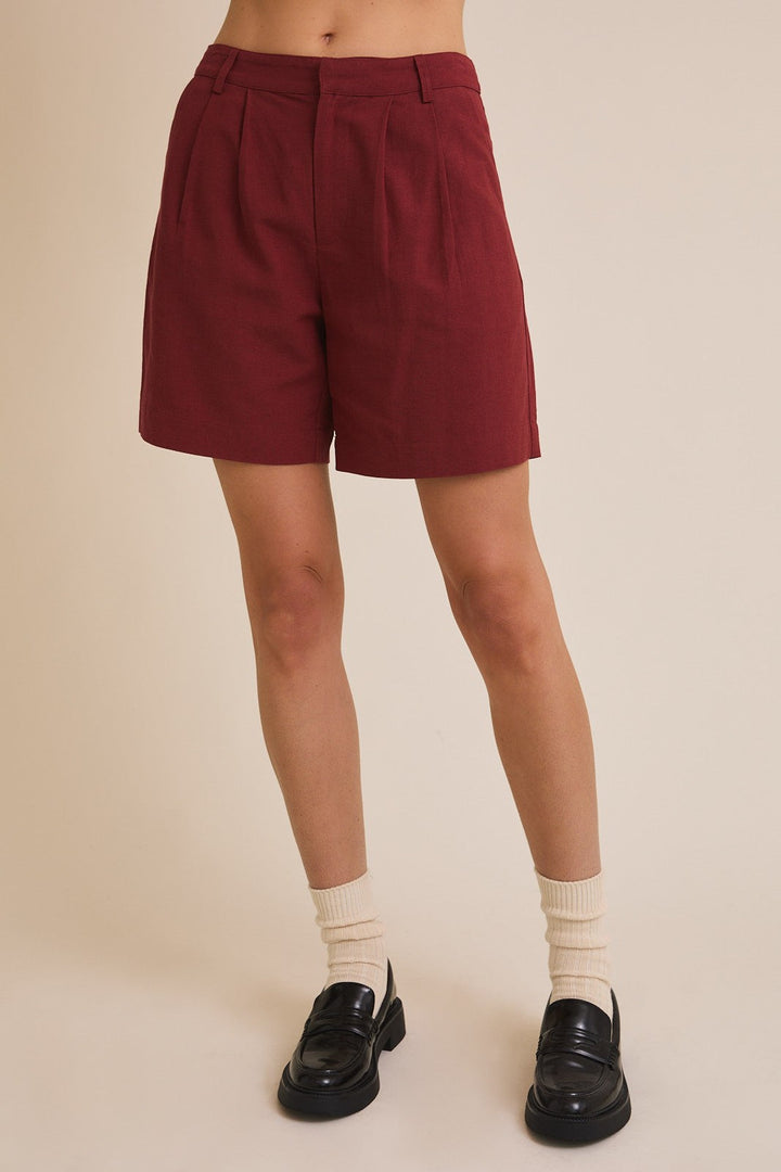 Shorts de Tiro Alto con Pliegues en Color Burdeos