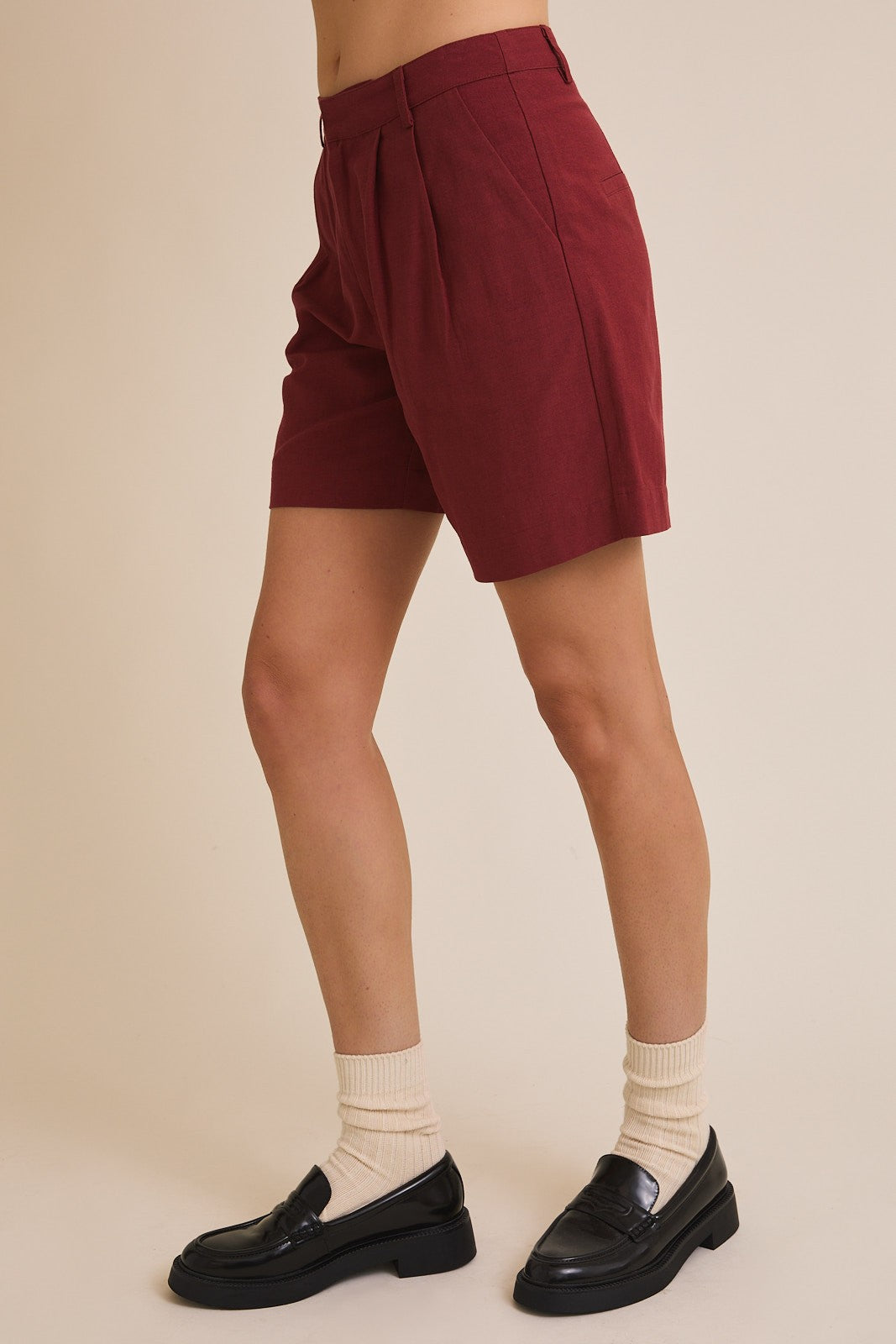 Shorts de Tiro Alto con Pliegues en Color Burdeos