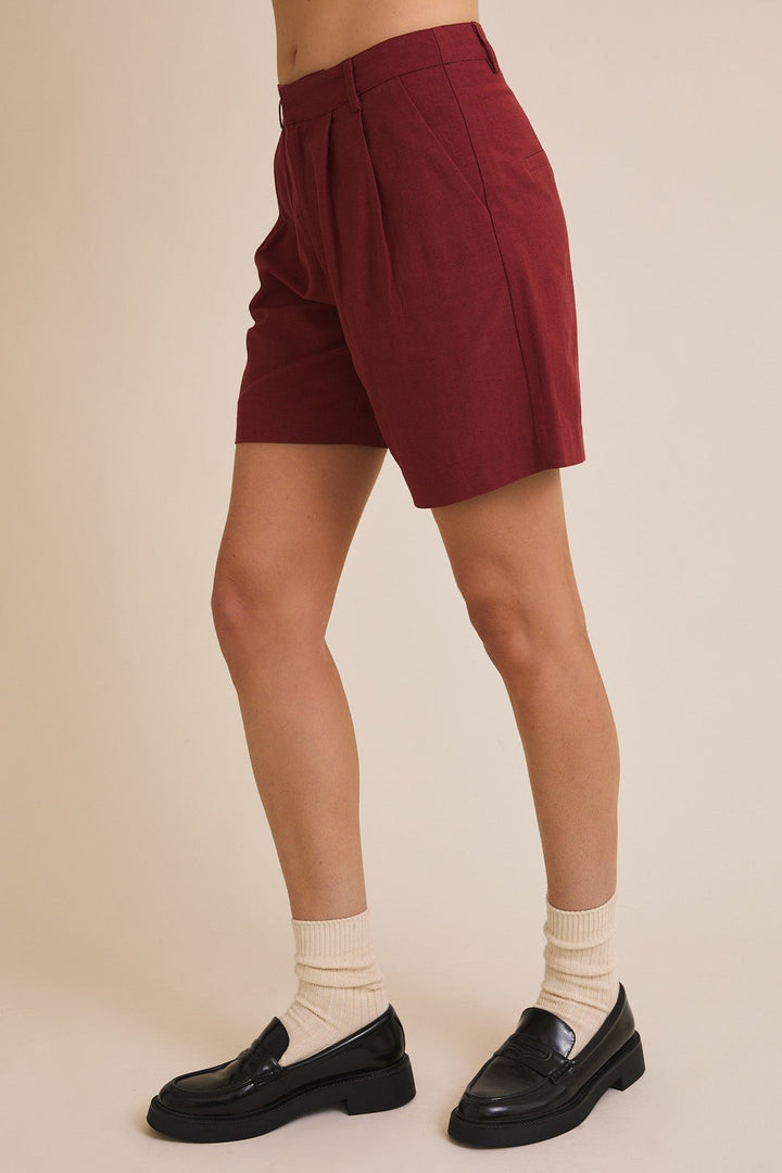 Shorts de Tiro Alto con Pliegues en Color Burdeos