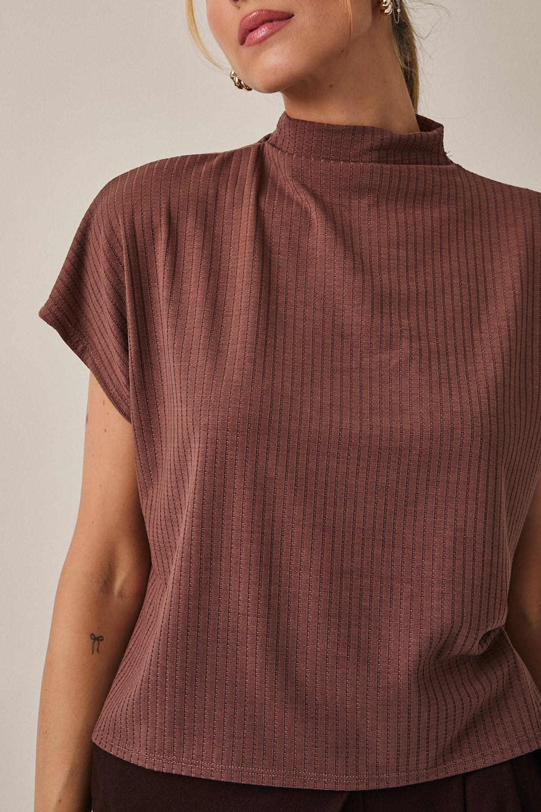 Blusa de Punto Acanalada Color Marrón con Cuello Alto y Manga Corta – Suave y Elástica