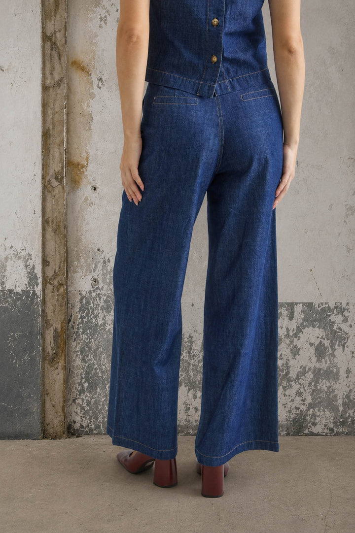 Pantalones de Mezclilla de Tiro Alto con Pliegues y Pierna Ancha – Estilo Boutique