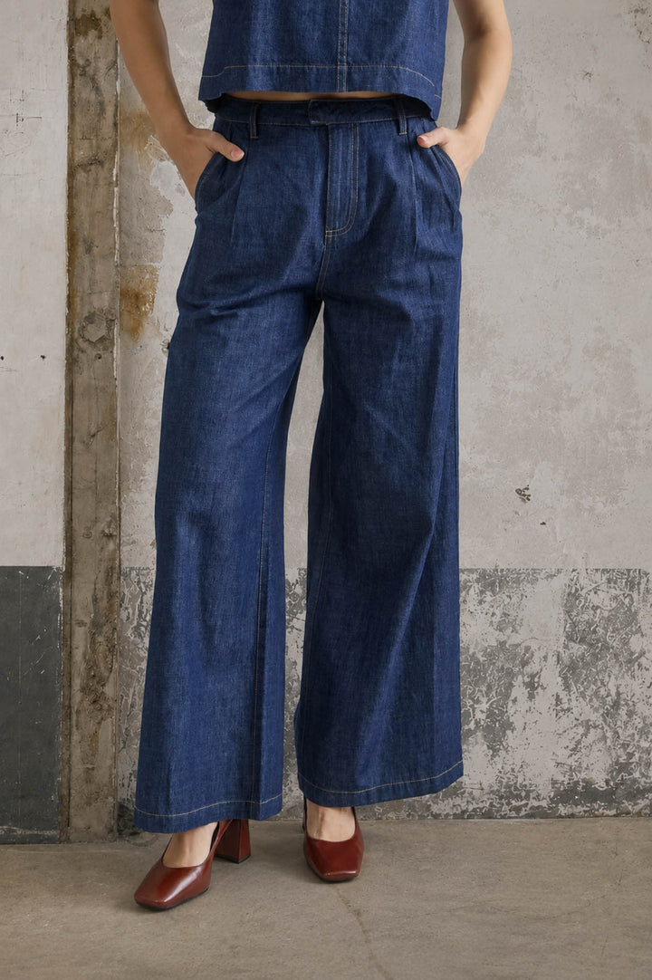 Pantalones de Mezclilla de Tiro Alto con Pliegues y Pierna Ancha – Estilo Boutique