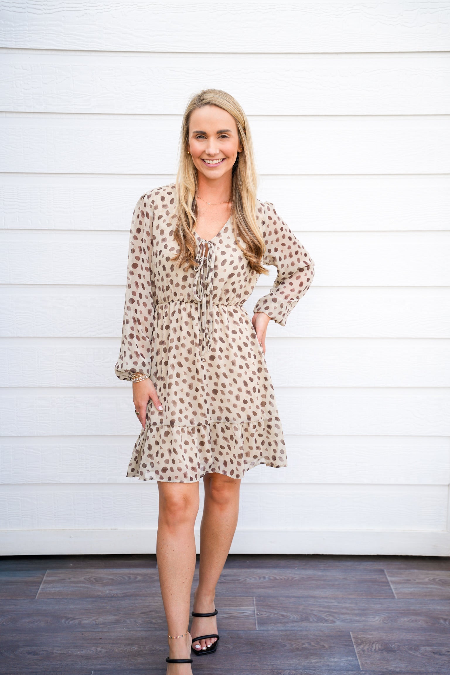 Vestido Corto Beige con Escote en V y Detalle de Lazo