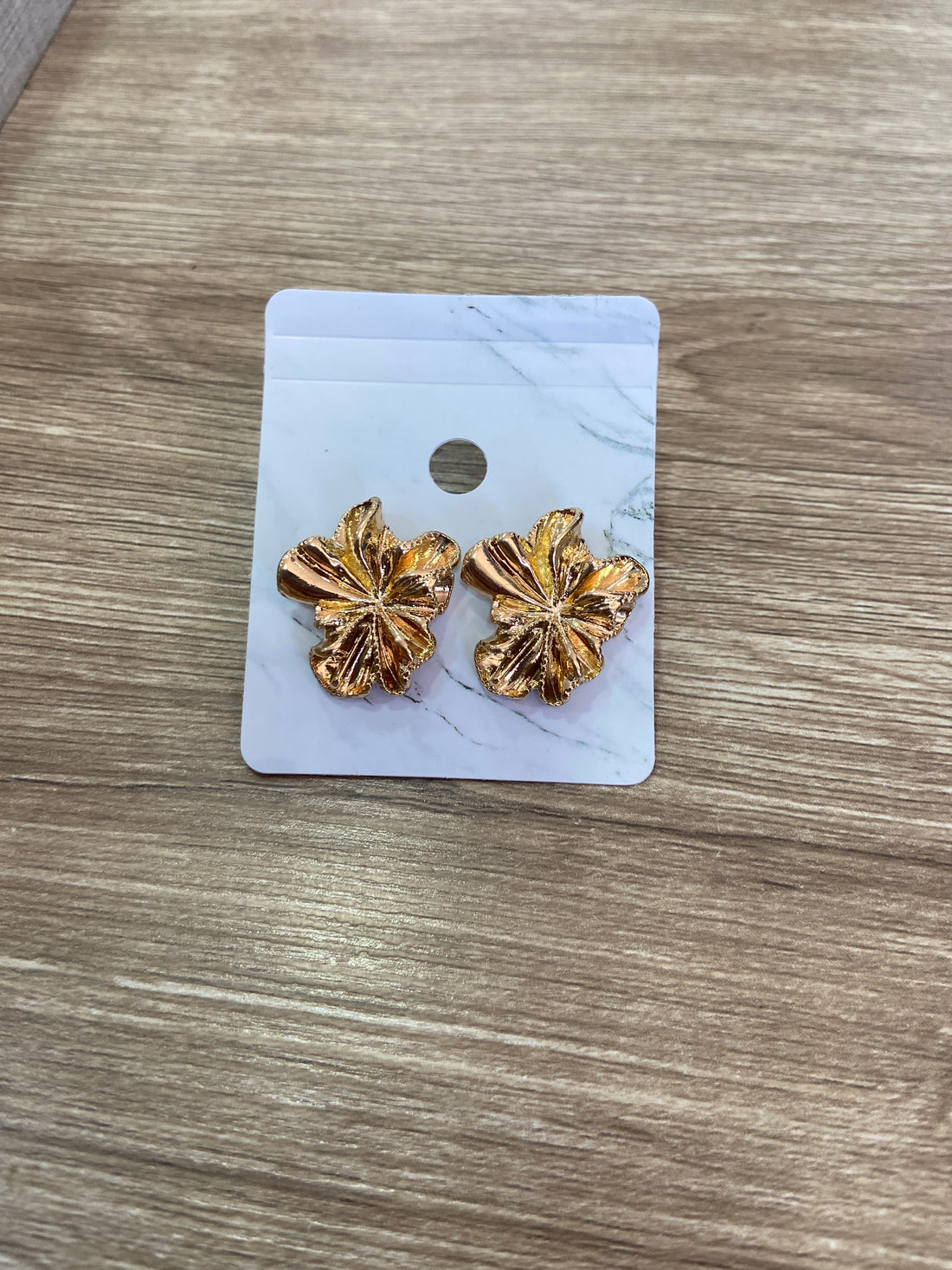 Aretes de flor dorados