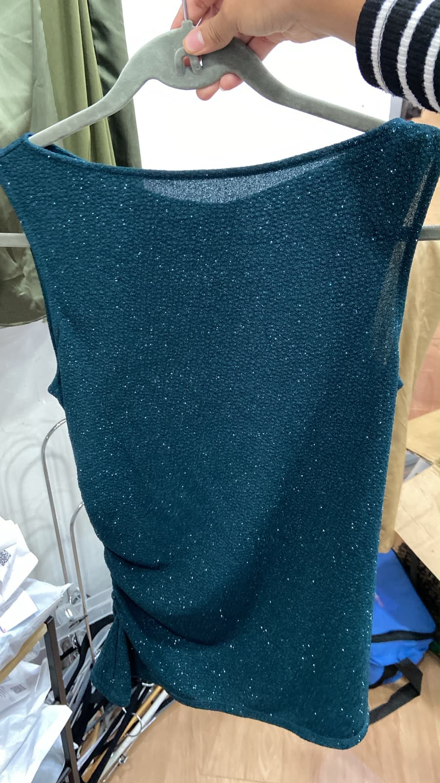 Blusa Corta Turquesa con Destellos Elegantes
