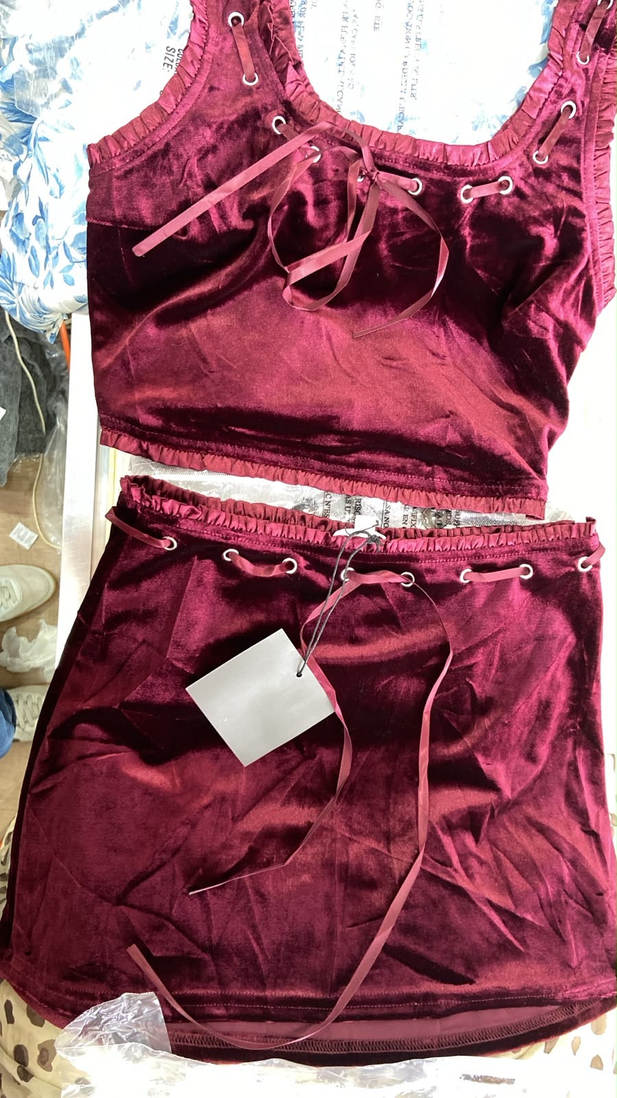 Conjunto de Top Corto y Minifalda en Terciopelo Burdeos