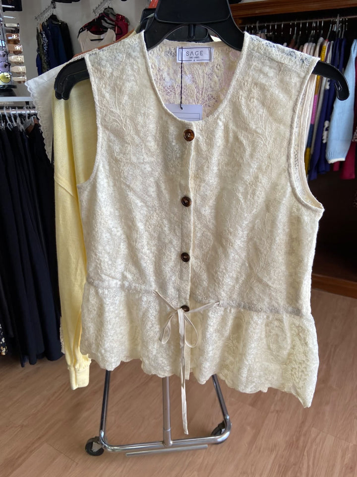 Top Peplum Crema Sin Mangas con Detalles de Botones - Estilo Boutique