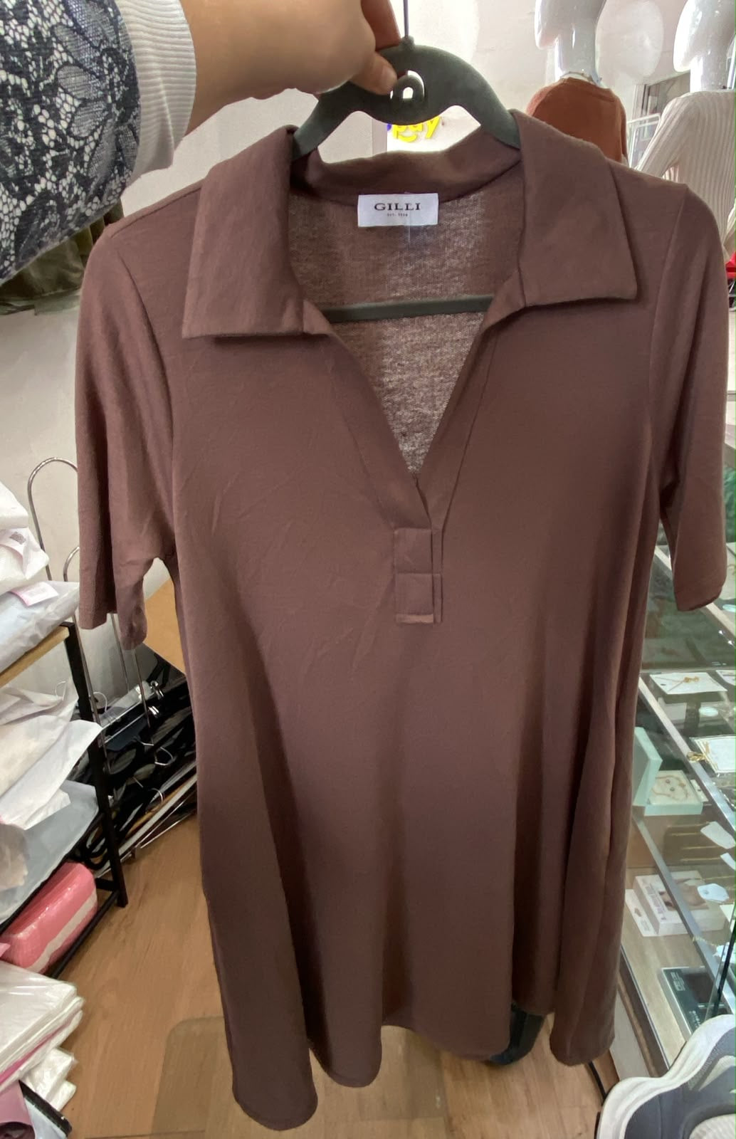 Polo de Manga Corta en Tono Tierra con Detalle de Tapeta - Estilo Boutique