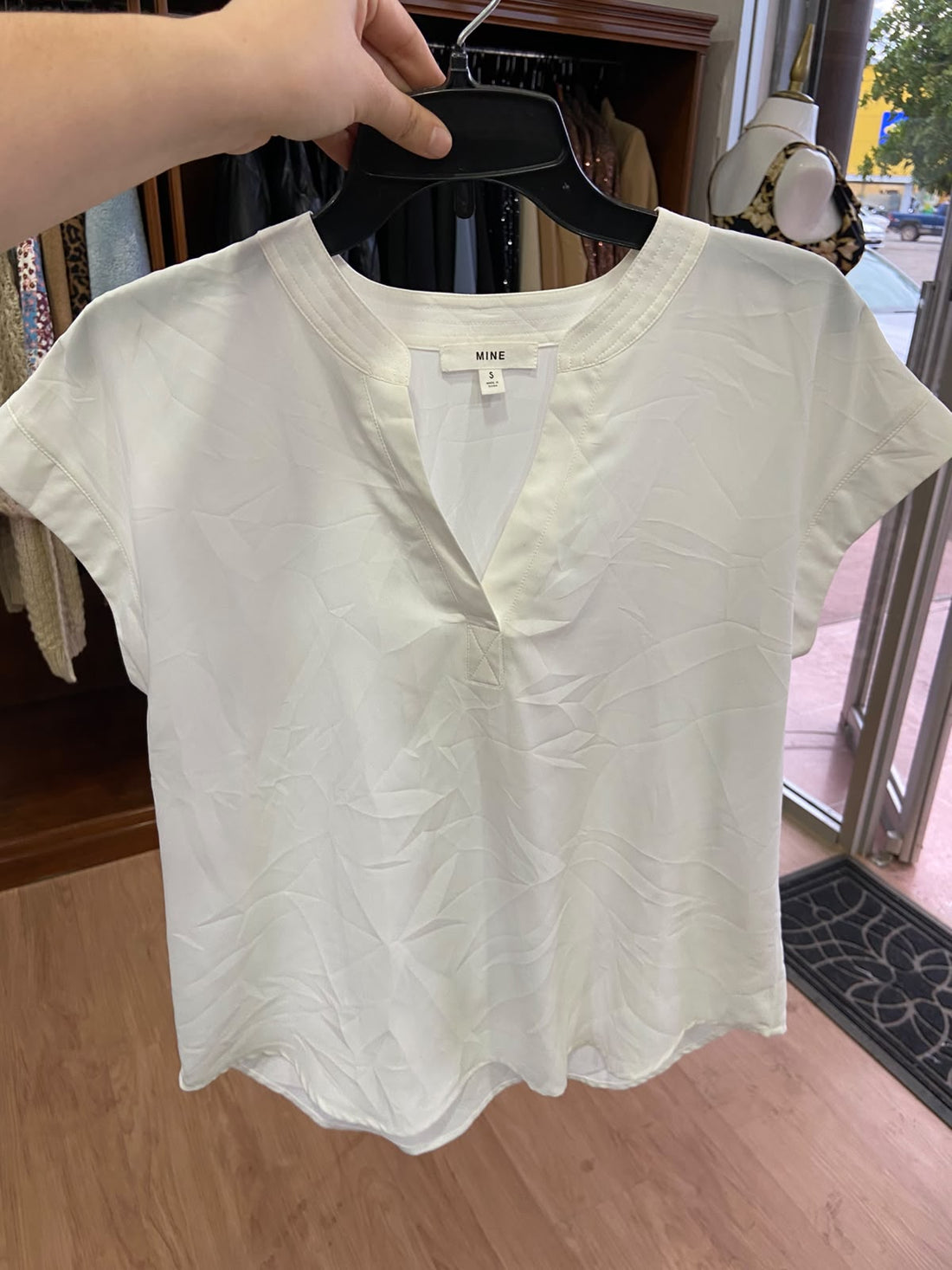 Blusa Blanca de Manga Corta con Escote en V y Detalle de Pliegues
