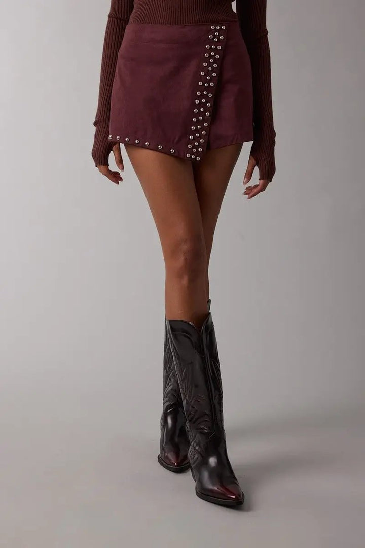 Mini falda Burgundy tipo skort de gamuza con tachuelas y corte asimétrico para mujer by Sky To Moon