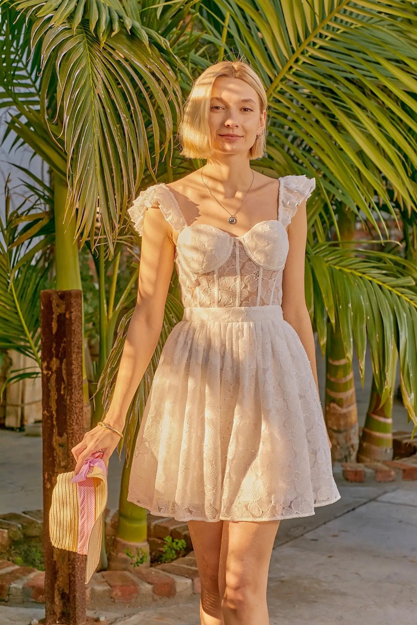 VESTIDO MINI CON COPA DE ENCAJE, VOLANTES EN LOS HOMBROS BLANCO by Yanet Collection
