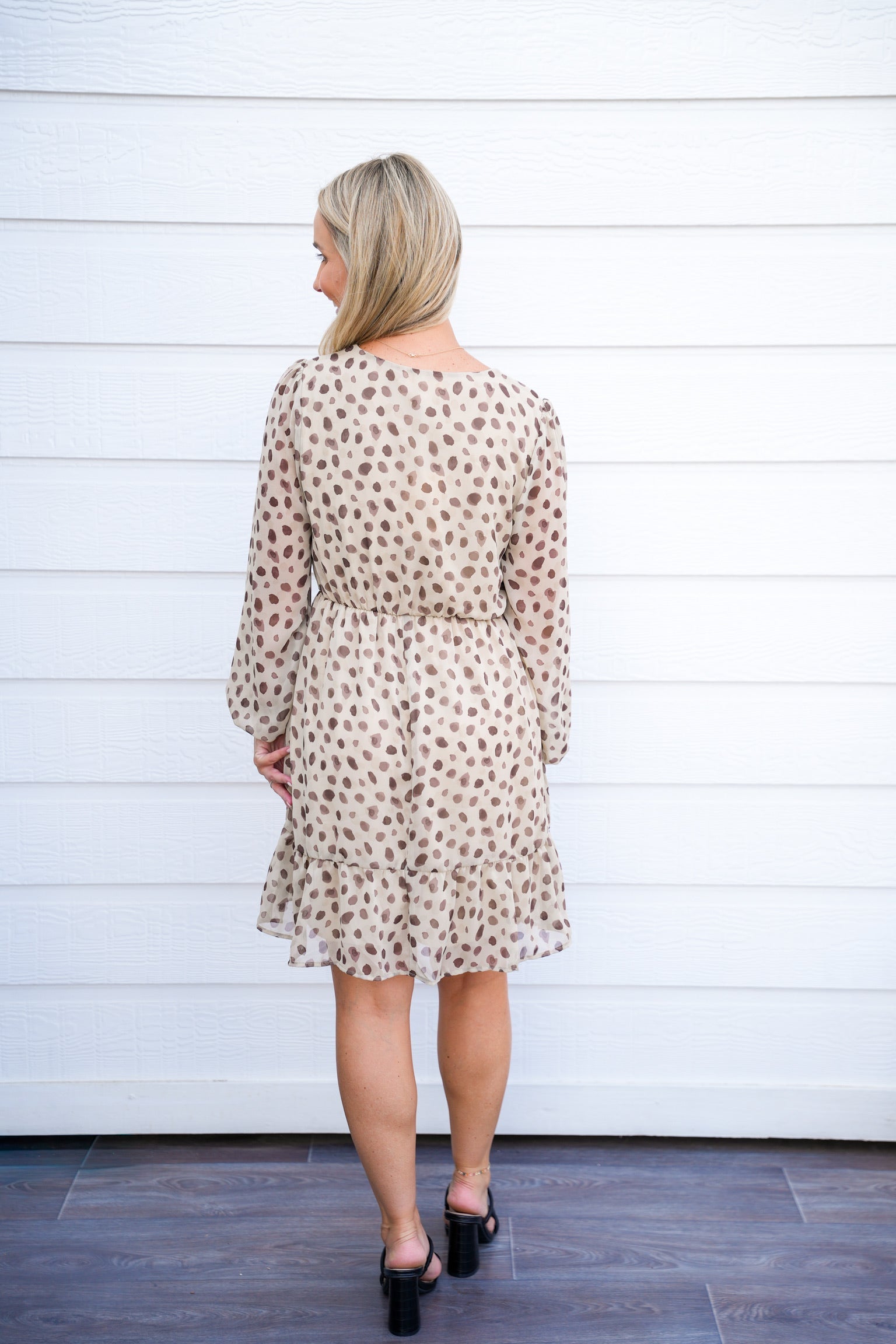Vestido Corto Beige con Escote en V y Detalle de Lazo