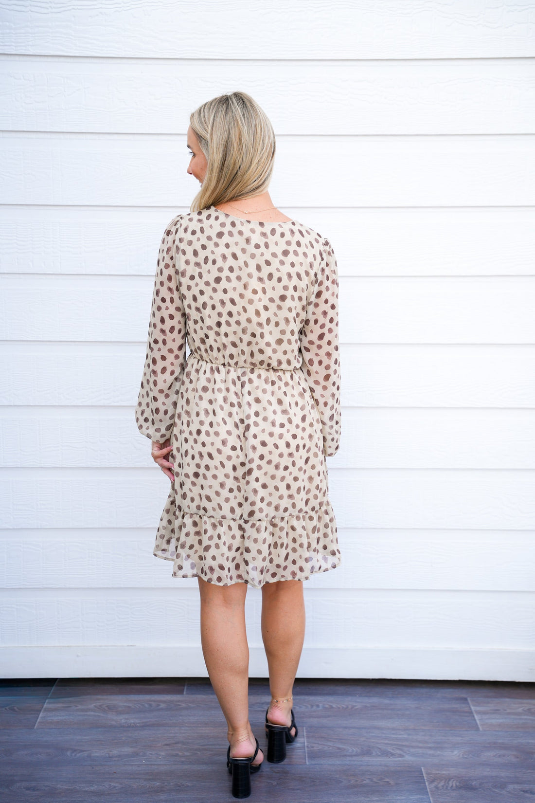 Vestido Corto Beige con Escote en V y Detalle de Lazo