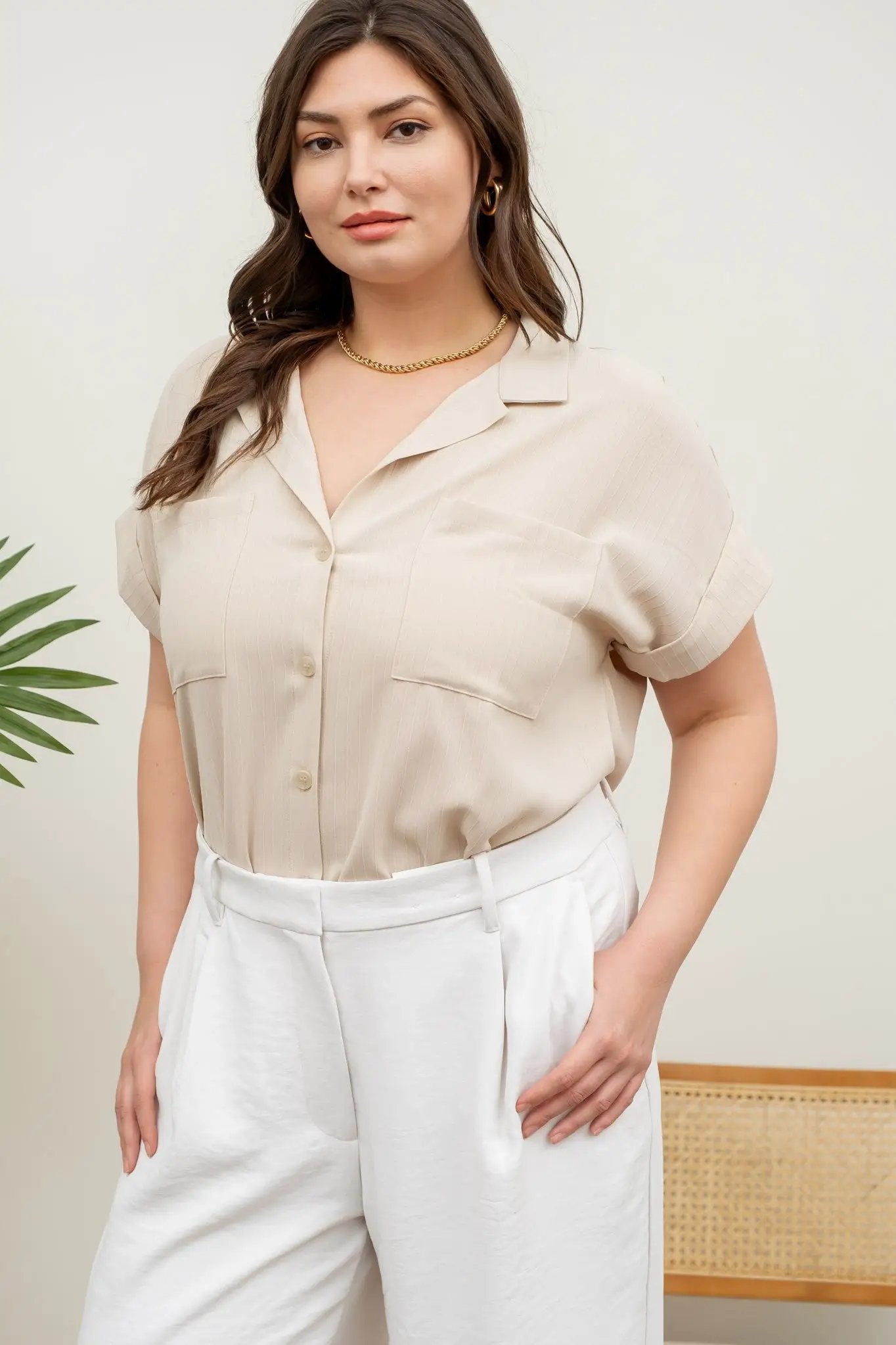 PLUS Blusa Camisa café con bolsillos manga corta color khaki claro by Yanet Collection