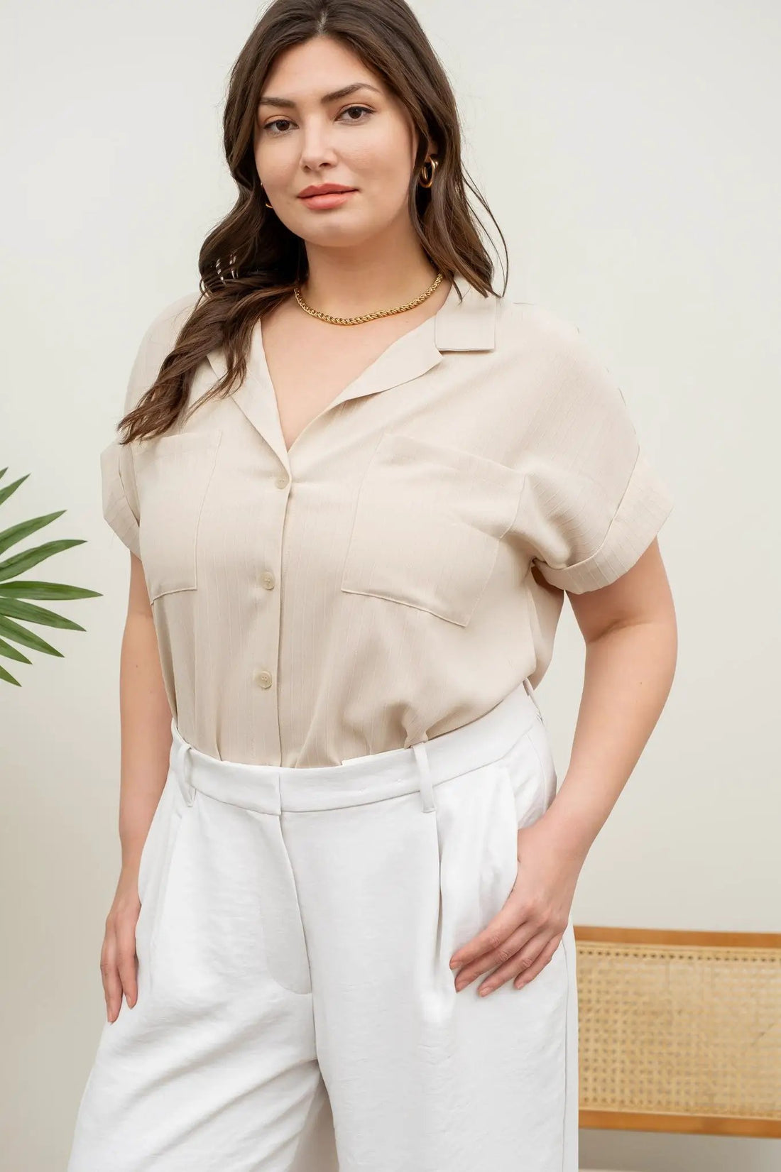 PLUS Blusa Camisa café con bolsillos manga corta color khaki claro by Yanet Collection