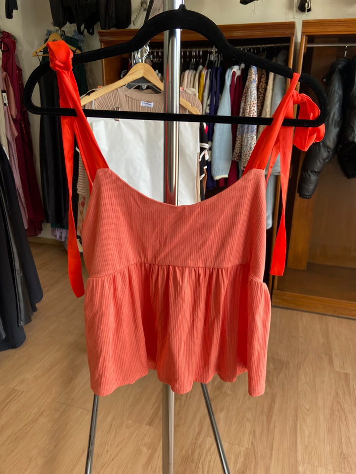Top Peplum Coral con Tirantes y Lazos - Estilo Boutique