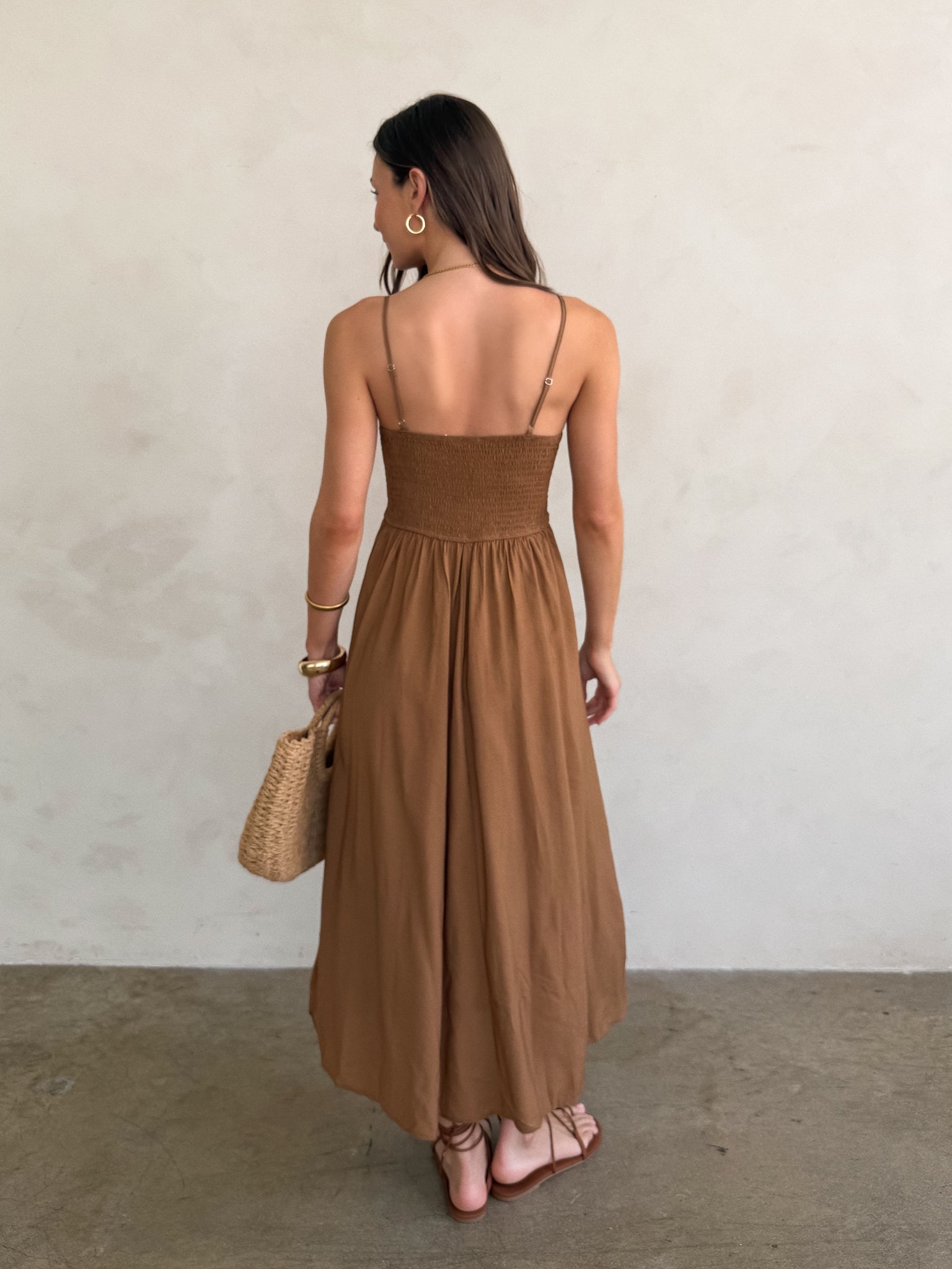Vestido Midi Estilo Boho con Escote Smocked y Tirantes Finos