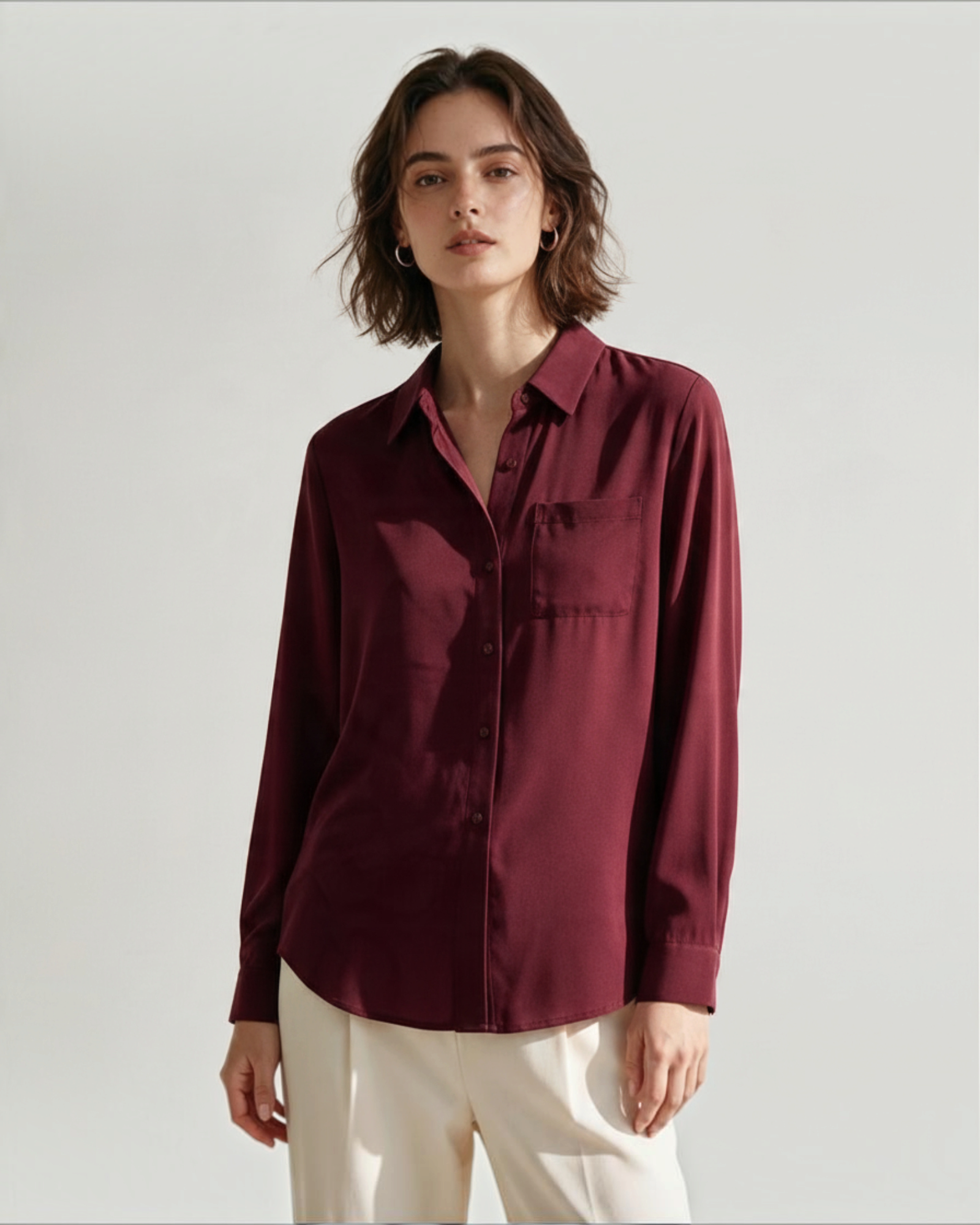 Modelo vistiendo blusa Yanet Collective de botones en color borgoña con tejido traslúcido y manga larga